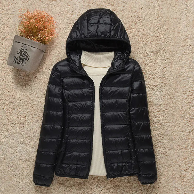 Leichte Daunenjacke mit winddichtem Design – schmal geschnitten, warm und perfekt für kalte Tage mit stylischem Komfort.