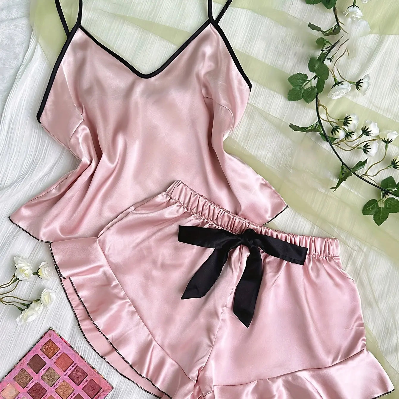 Satin-Pyjama-Set mit V-Ausschnitt, Rüschen und Schleifen-Shorts – schlicht, luftig und ideal für gemütliche Nächte zu Hause.