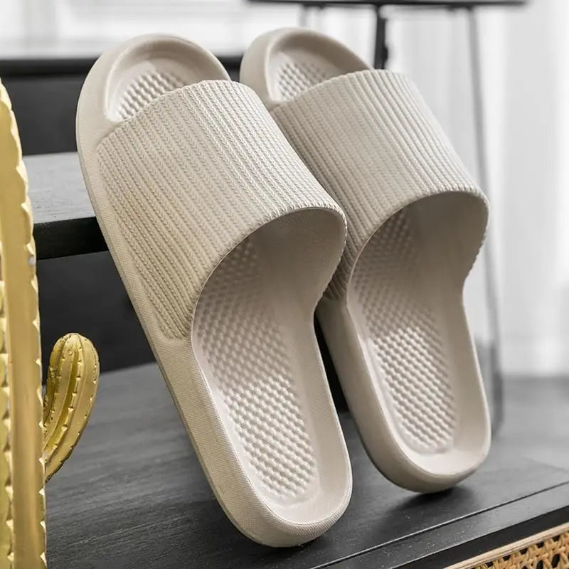 Hausschuhe – weich, rutschfest und stylisch, ideal für Bad, Zuhause oder entspannte Sommertage.