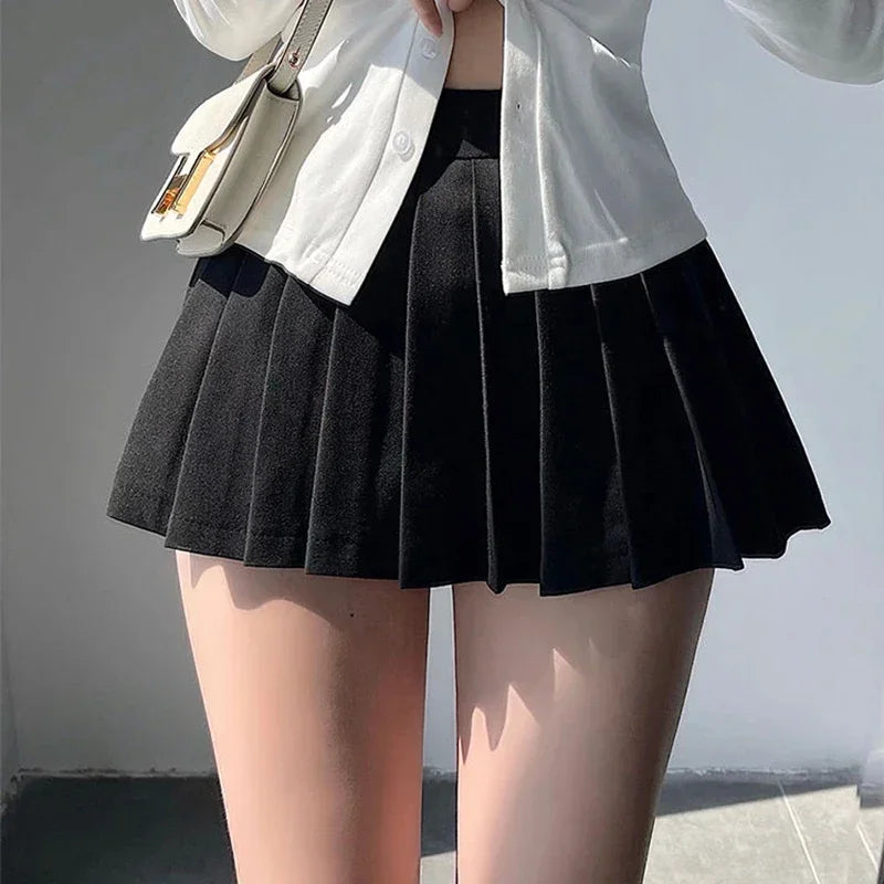 Faltiger Minirock mit integriertem Shorts-Liner – hoher Bund, asymmetrisch geschnitten im Gyaru-Stil, perfekt für Tennis, Schule oder trendige Looks.