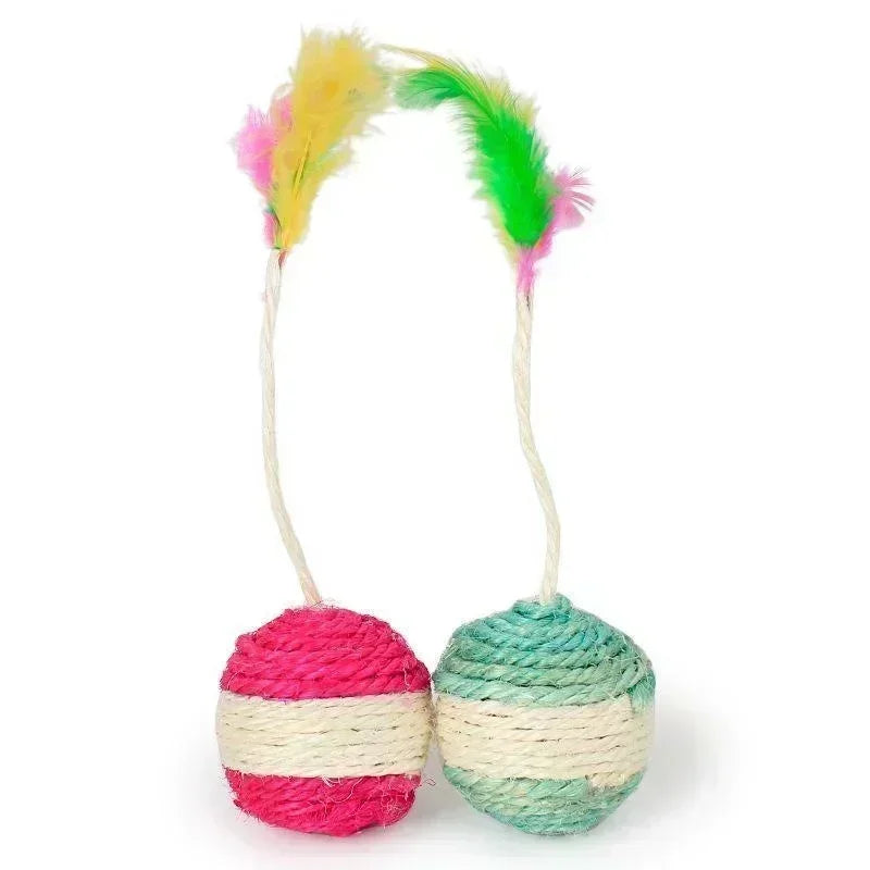 Katzenspielzeug mit Sisal-Kratzball und Feder – ideal zur Krallenpflege und spielerischen Beschäftigung von Kitten und ausgewachsenen Katzen.
