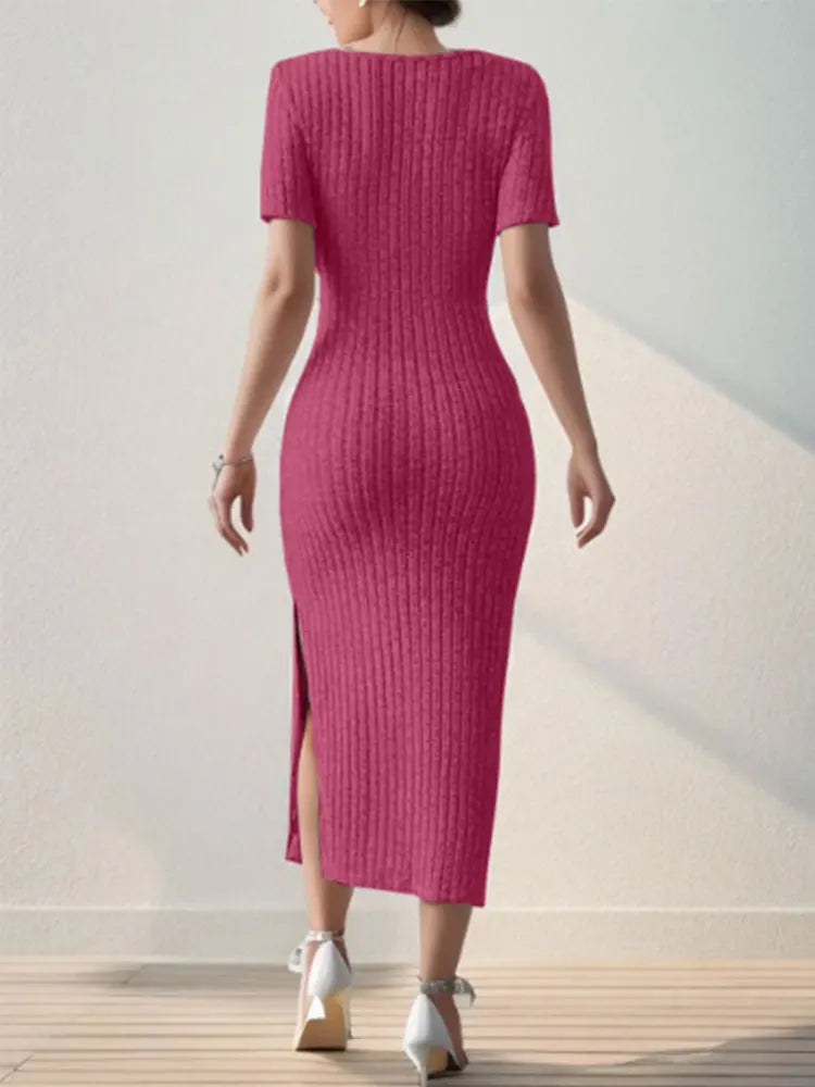 Robe midi côtelée – encolure carrée, coupe ajustée, manches courtes et fente latérale dans un design polyvalent