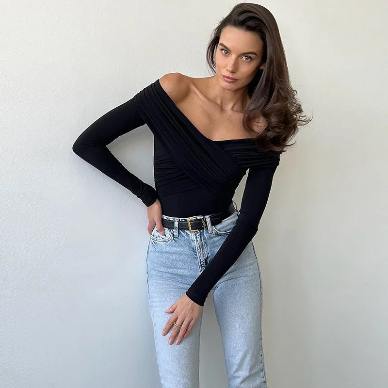 Schulterfreier Bodysuit – Eng anliegender Langarm-Body mit überkreuzten Falten im modernen Streetwear-Look