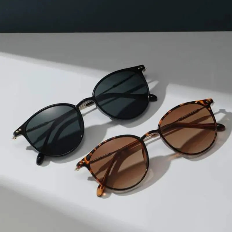 2er-Set kleine runde Sonnenbrillen im Cat-Eye-Stil – schmal, vintage & unisex, perfekt für stylische Sommer- oder Retro-Looks.