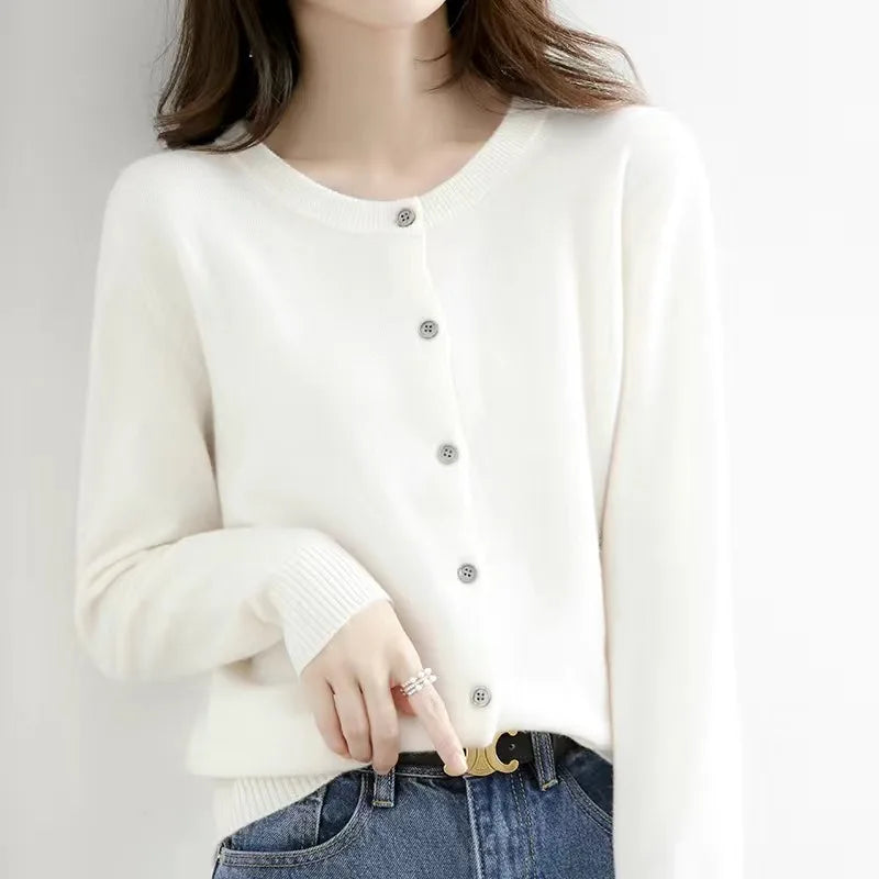 Klassischer Strickcardigan mit Rundhals und Knopfleiste – weich, schlicht und ideal für elegante Alltagslooks.