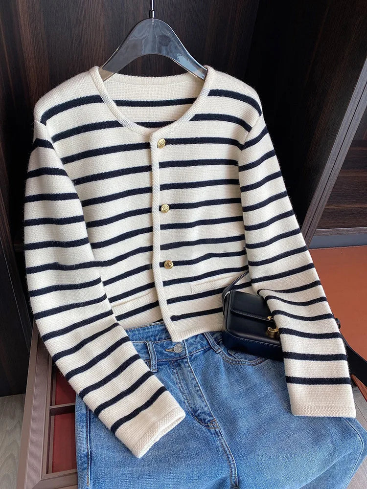 Gestreifter Strick-Cardigan mit Rundhals und Knopfleiste – cropped, chic und perfekt für lässige Looks im Alltag.