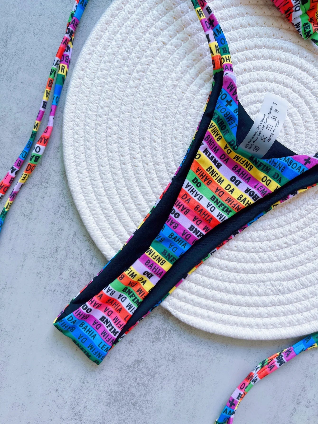 Farbiger Mini-String Bikini – Zweiteiliges Set mit Buchstaben-Print