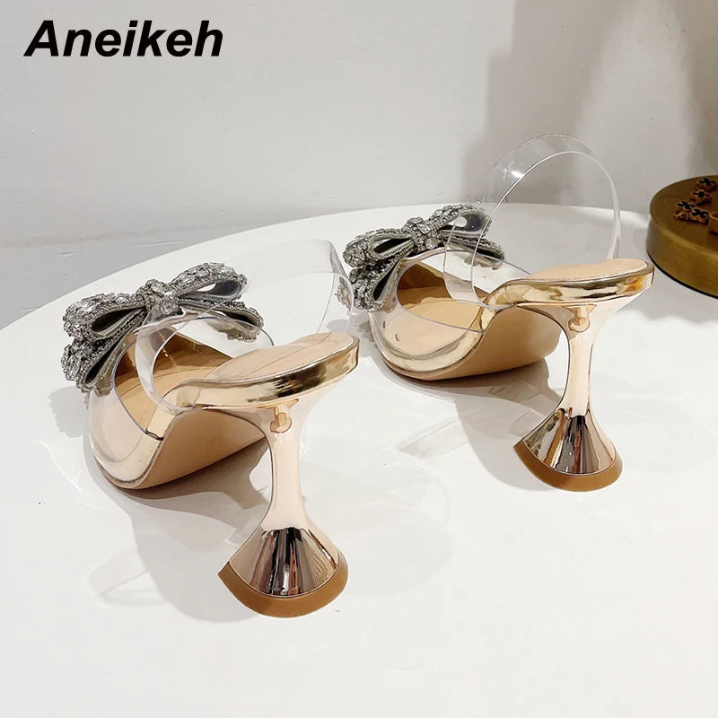 High-Heel-Pumps mit Schleifendetail, spitzer Kappe und Knöchelriemen – elegant, leicht und ein echter Hingucker