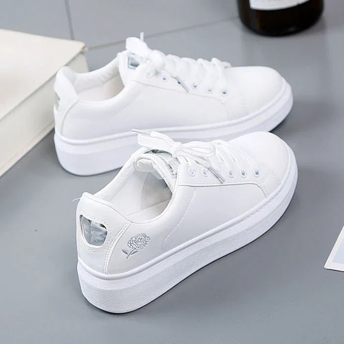 Modische Damen-Sneaker aus PU-Leder mit Blumenstickerei – atmungsaktiv, bequem und ideal für stylische Alltagslooks 2024.