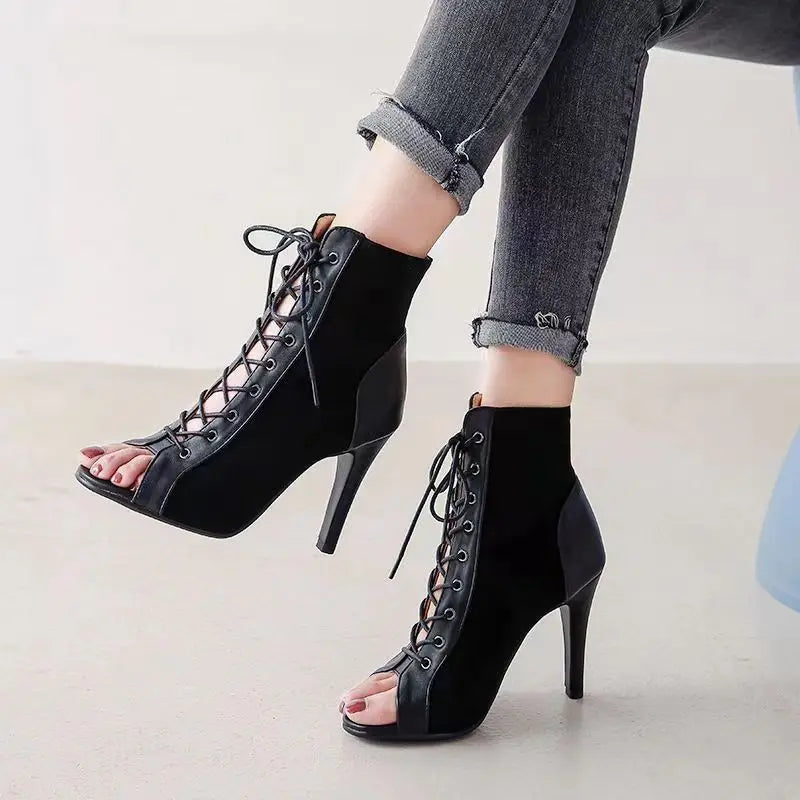 Stiletto-Sandalen mit Mesh und Schnürung – offen, edgy und ideal für starke Auftritte