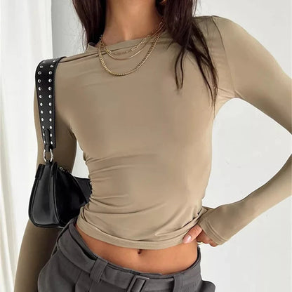 Schlichtes, enganliegendes Langarm-Crop-Top im Y2K-Stil – bequem, vielseitig kombinierbar und ideal für coole Streetwear-Outfits.