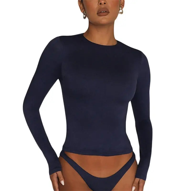 Schlichtes, enganliegendes Langarm-Crop-Top im Y2K-Stil – bequem, vielseitig kombinierbar und ideal für coole Streetwear-Outfits.