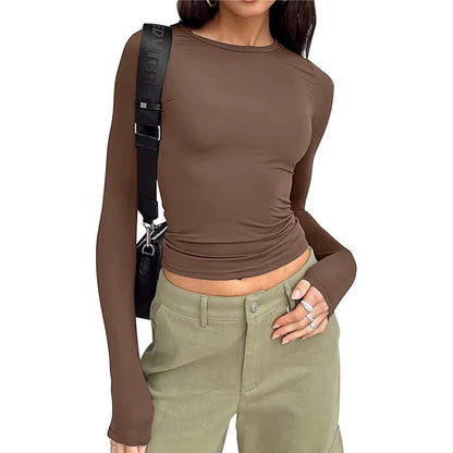 Schlichtes, enganliegendes Langarm-Crop-Top im Y2K-Stil – bequem, vielseitig kombinierbar und ideal für coole Streetwear-Outfits.