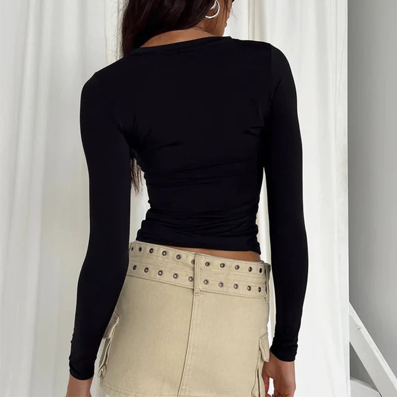 Schlichtes, enganliegendes Langarm-Crop-Top im Y2K-Stil – bequem, vielseitig kombinierbar und ideal für coole Streetwear-Outfits.