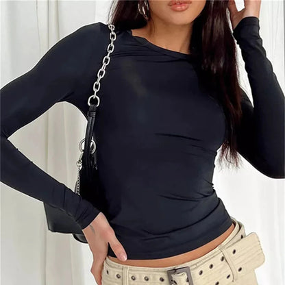 Schlichtes, enganliegendes Langarm-Crop-Top im Y2K-Stil – bequem, vielseitig kombinierbar und ideal für coole Streetwear-Outfits.