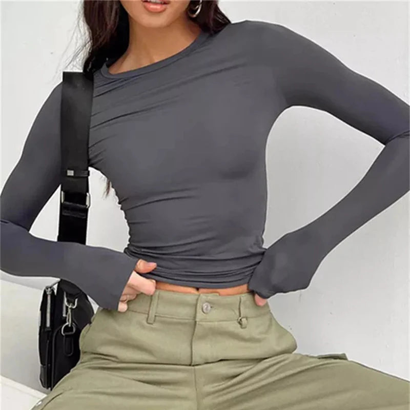 Schlichtes, enganliegendes Langarm-Crop-Top im Y2K-Stil – bequem, vielseitig kombinierbar und ideal für coole Streetwear-Outfits.