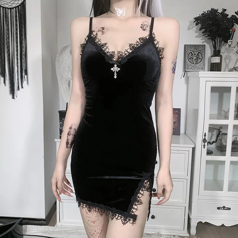Vestido mini negro de estilo gótico con tirantes de espagueti, abertura y cintura alta – atrevido, ajustado y perfecto para fiesta o club.