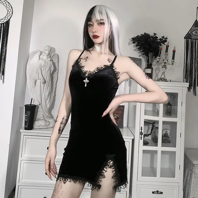 Vestido mini negro de estilo gótico con tirantes de espagueti, abertura y cintura alta – atrevido, ajustado y perfecto para fiesta o club.