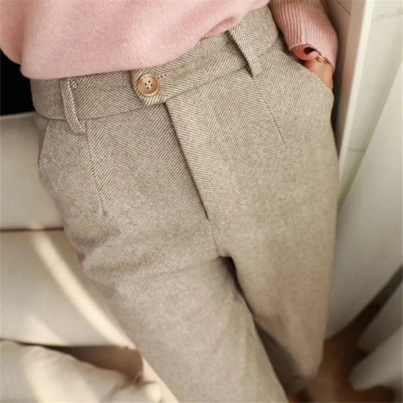 Wollhose – Hochgeschnittene Harem-Pencil-Pants im eleganten Anzugstil. Bequem und stilvoll für Büro und Alltag in Herbst und Winter.