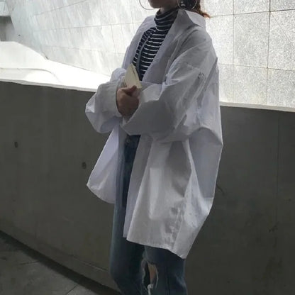 Oversize Basic Shirt – Weißes Langarmhemd im minimalistischen Design mit Knopfleiste und lockerem Schnitt