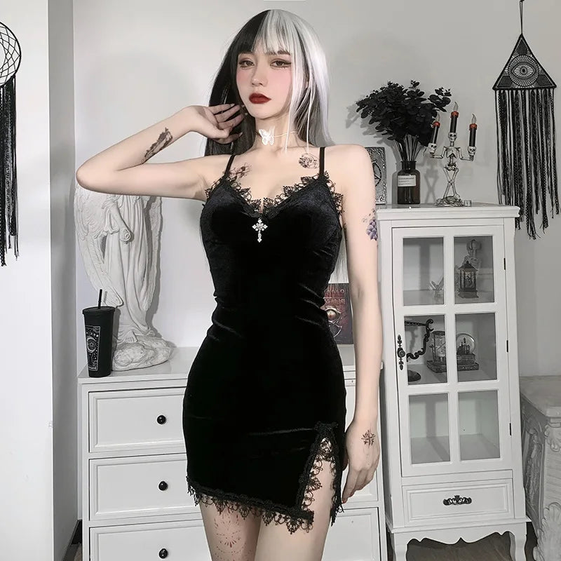 Vestido mini negro de estilo gótico con tirantes de espagueti, abertura y cintura alta – atrevido, ajustado y perfecto para fiesta o club.