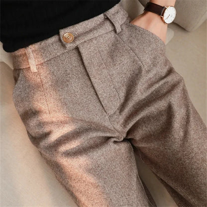 Wollhose – Hochgeschnittene Harem-Pencil-Pants im eleganten Anzugstil. Bequem und stilvoll für Büro und Alltag in Herbst und Winter.