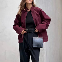 Locker geschnittene Bomberjacke und Rock mit Reißverschluss – retro, bequem und ideal für stylische Layering-Outfits.