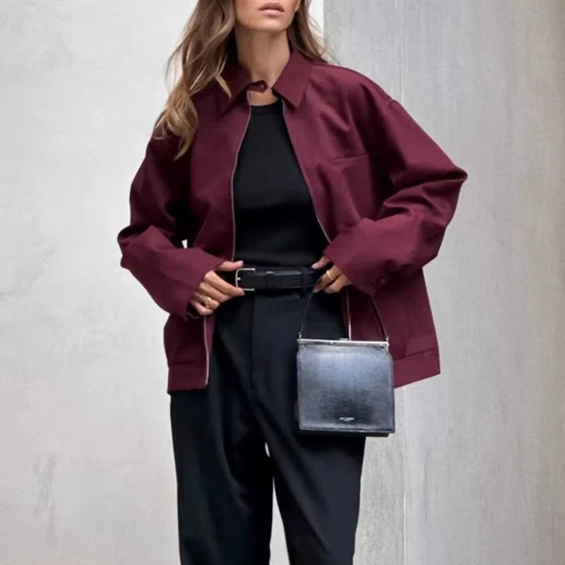 Locker geschnittene Bomberjacke und Rock mit Reißverschluss – retro, bequem und ideal für stylische Layering-Outfits.