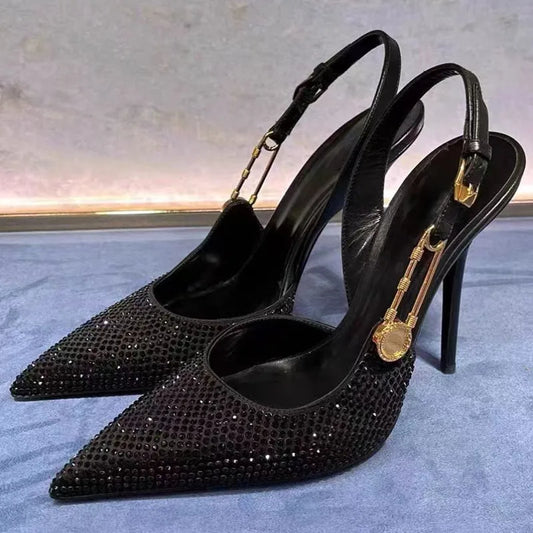 Stiletto-Pumps mit Glitzersteinen, spitzer Kappe und Riemchen – elegant, schimmernd und auffällig