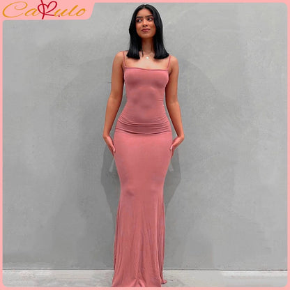 Rückenfreies Satin-Maxikleid mit schmaler Passform und Spaghettiträgern – elegant, figurbetont und perfekt für den Abend oder den Club.
