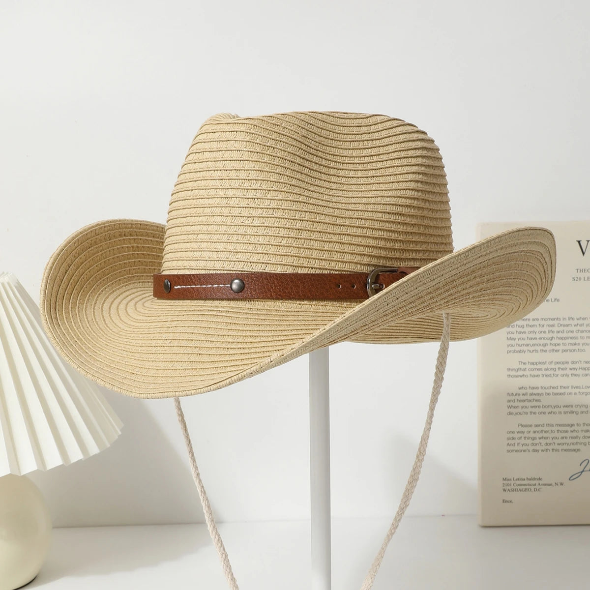 Western Cowboyhut mit breiter Krempe und Windband – stylischer Unisex-Sonnenschutz für draußen.