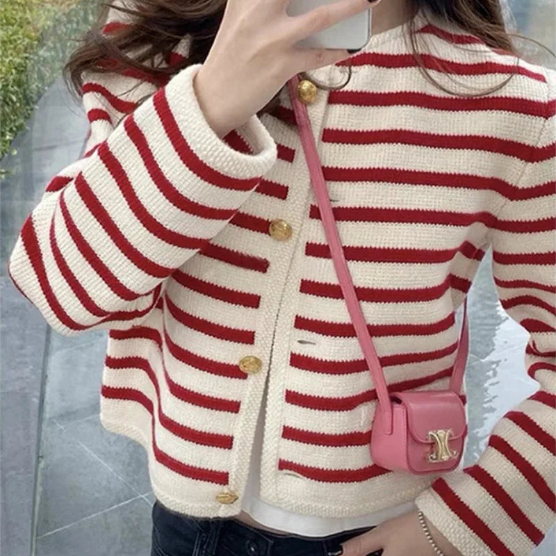 Gilet rayé avec des détails contrastés, des boutons en métal et des poches – stylé, chaud et parfait pour des looks de superposition décontractés.