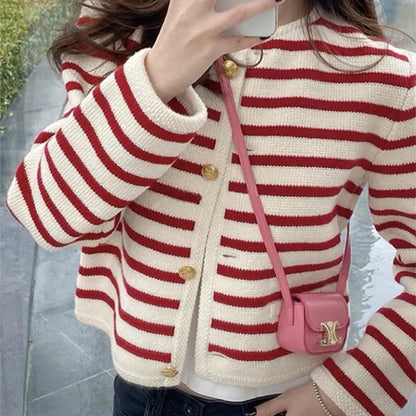 Gilet rayé avec des détails contrastés, des boutons en métal et des poches – stylé, chaud et parfait pour des looks de superposition décontractés.