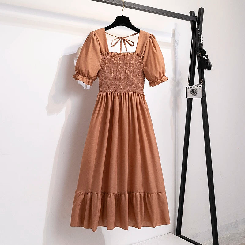 Luftiges Chiffonkleid mit elastischer Taille und Falten – kurzärmelig, bequem und perfekt für entspannte Sommerlooks.