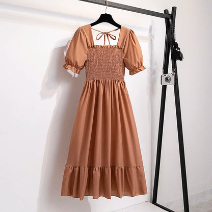 Luftiges Chiffonkleid mit elastischer Taille und Falten – kurzärmelig, bequem und perfekt für entspannte Sommerlooks.