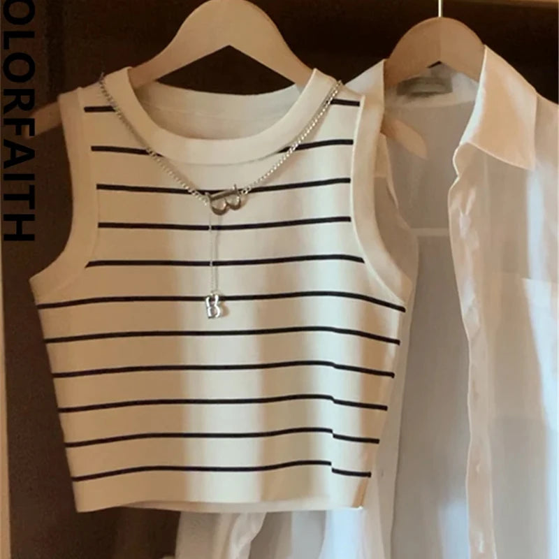 Gestreiftes Crop Top – Elastisches Tanktop mit Ketten-Detail im modernen Basic-Design