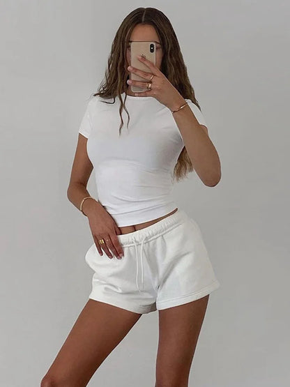Basic Crop Top – Schlichtes, weiches T-Shirt mit kurzen Ärmeln. Lässiger Allrounder für vielseitige Sommerlooks.