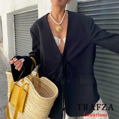 Oversized Blazer – Lässiger schwarzer Blazer mit V-Ausschnitt, Schleifendetail und Taschen im Streetwear-Stil