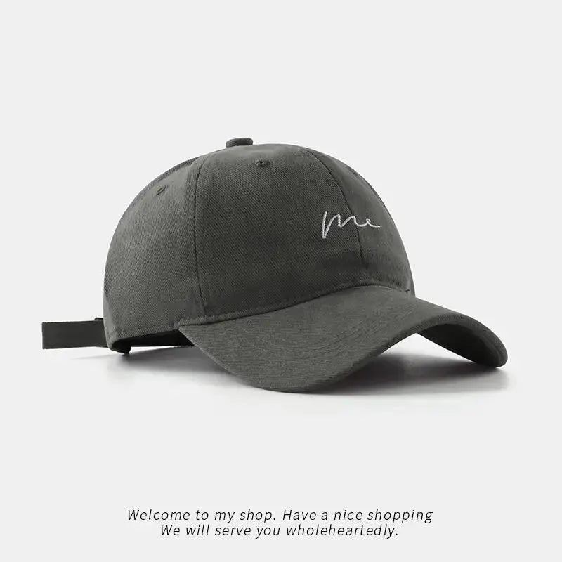 Retro Baseball Cap mit Stickerei – verstellbar, mit breitem Schild und coolem Lettering.