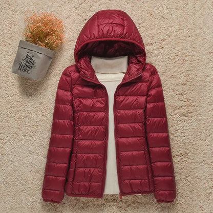 Leichte Daunenjacke mit winddichtem Design – schmal geschnitten, warm und perfekt für kalte Tage mit stylischem Komfort.