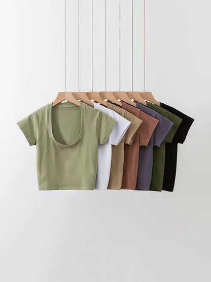 Kurzärmeliges Crop-Top mit U-Ausschnitt und tailliertem Schnitt – schlicht, figurbetont und perfekt für lässige Streetwear-Outfits.