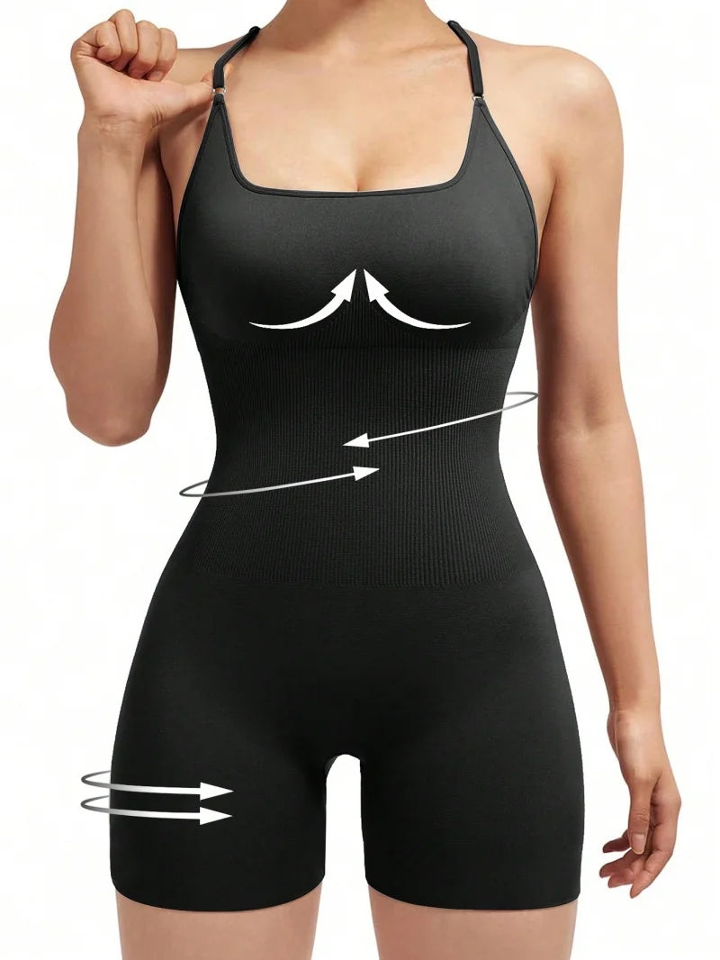 Rückenfreier Fitness-Jumpsuit mit verstellbaren Trägern und Scrunch-Shorts – figurbetont, flexibel und ideal für Workout oder Yoga.