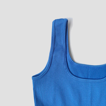 Ärmelloser, gerippter Fitness-Einteiler im Seamless-Design – bequem, figurbetont und ideal für Yoga, Workout oder Gym.