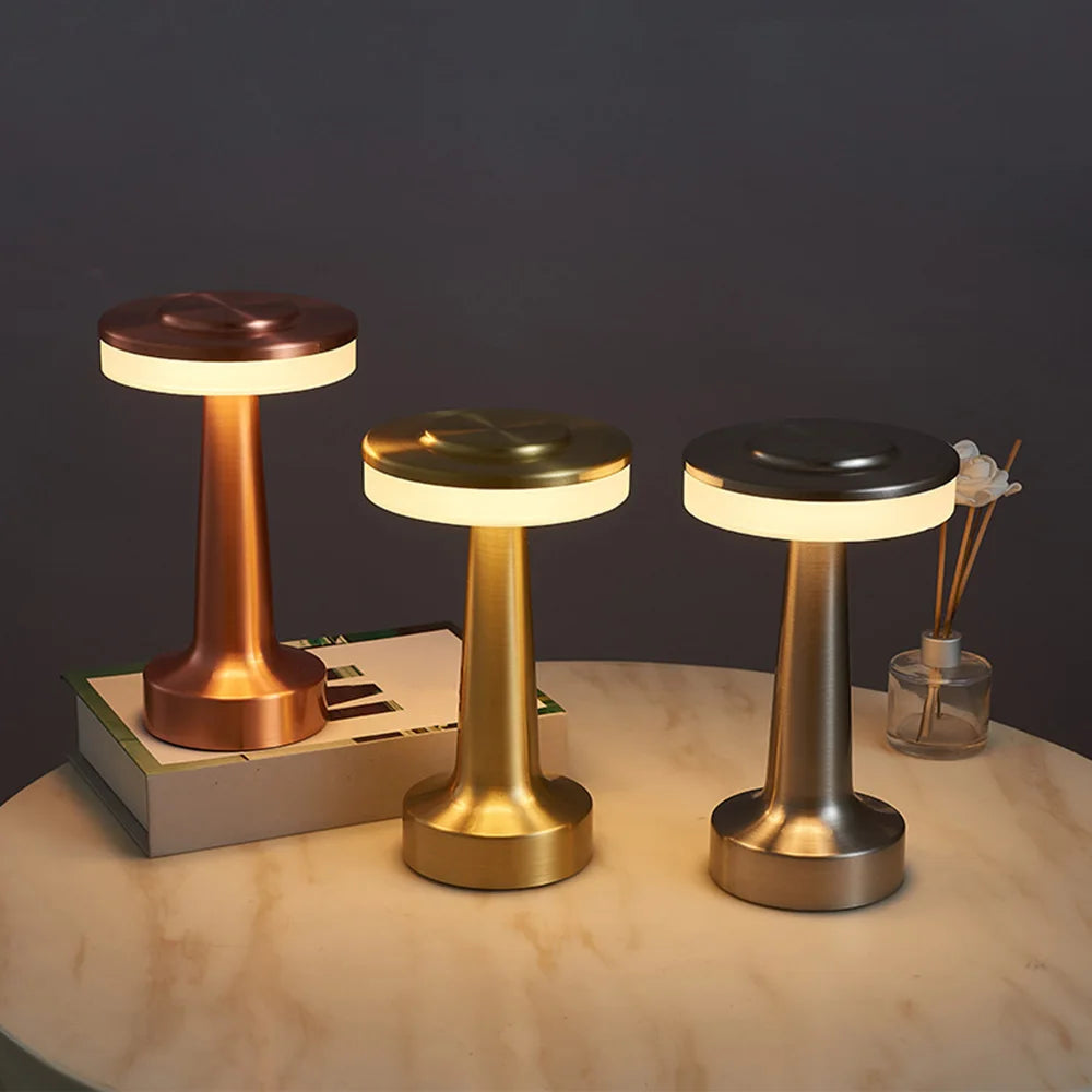 Retro LED-Tischlampe, stufenlos dimmbar und USB-aufladbar – ideal als Ambientelicht oder fürs Camping.