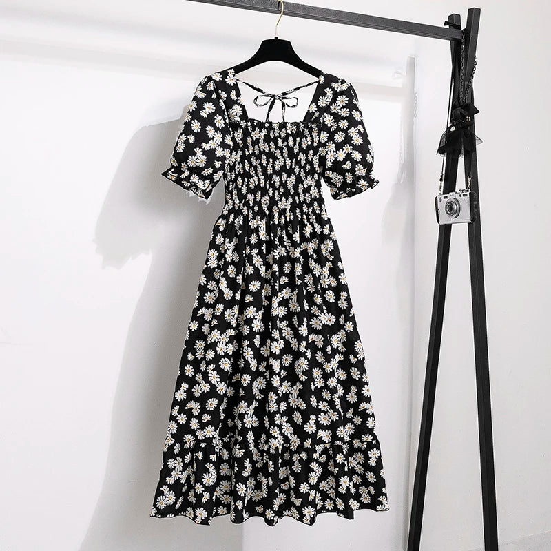 Luftiges Chiffonkleid mit elastischer Taille und Falten – kurzärmelig, bequem und perfekt für entspannte Sommerlooks.