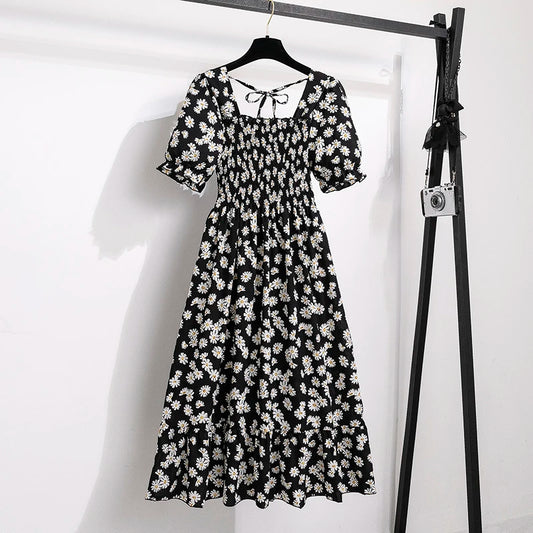 Luftiges Chiffonkleid mit elastischer Taille und Falten – kurzärmelig, bequem und perfekt für entspannte Sommerlooks.