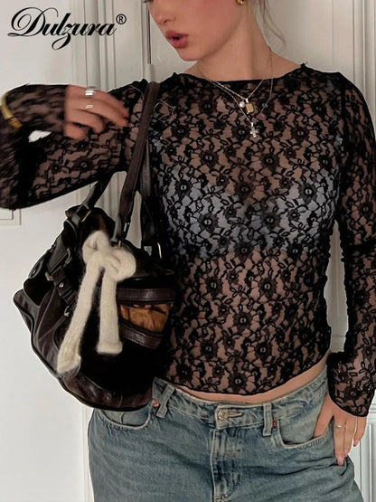 Transparenter Spitzen-Crop mit langen Ärmeln – figurbetont, elegant und perfekt für Partys oder stylische Club-Outfits.