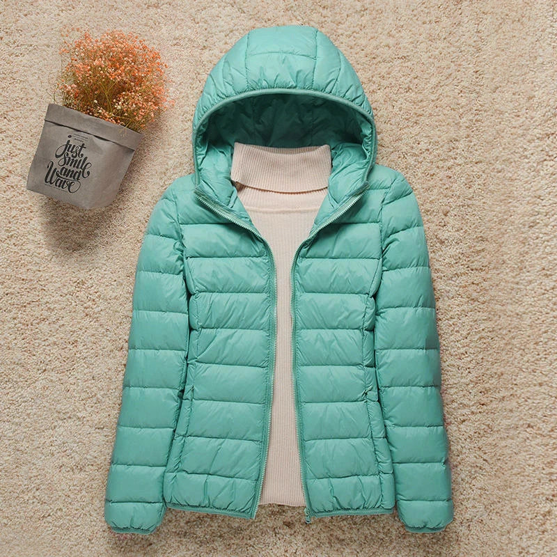 Leichte Daunenjacke mit winddichtem Design – schmal geschnitten, warm und perfekt für kalte Tage mit stylischem Komfort.