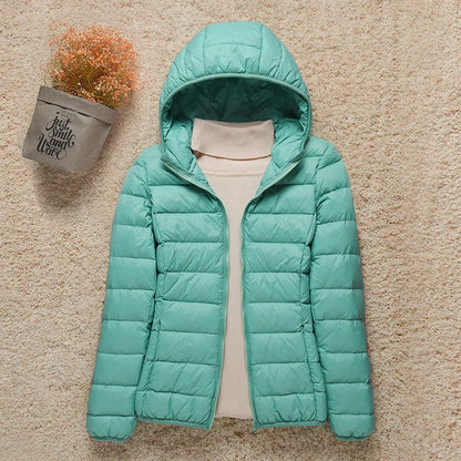 Leichte Daunenjacke mit winddichtem Design – schmal geschnitten, warm und perfekt für kalte Tage mit stylischem Komfort.