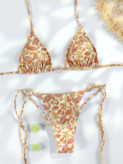 Set di Bikini Triangolo Sexy – Micro-Tanga con Dettagli in Catena e Design a Bandage in Motivi di Tendenza
